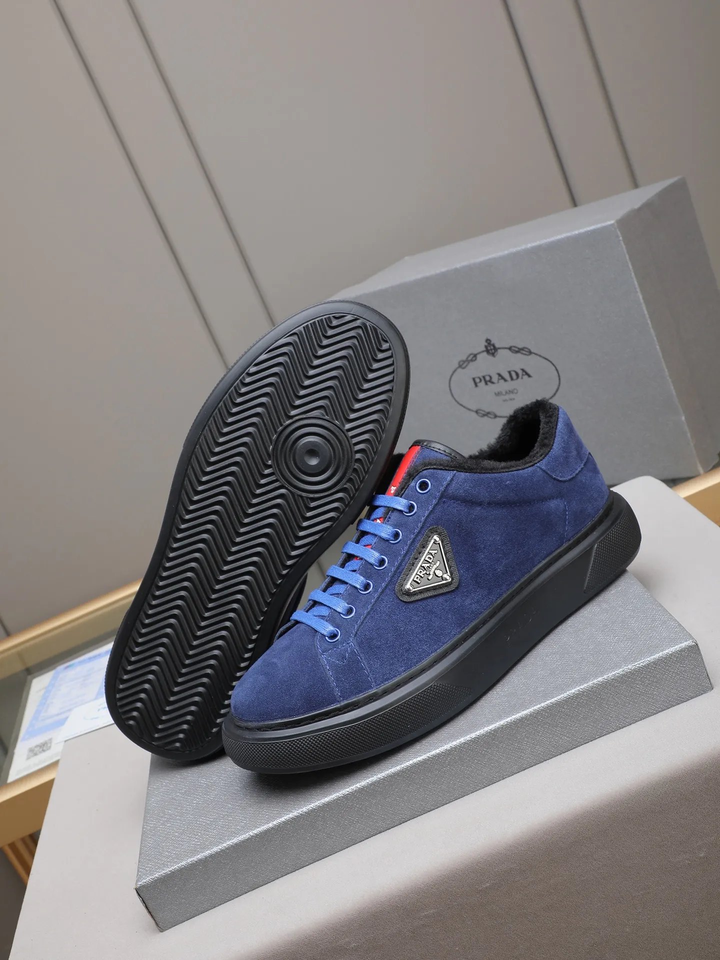 PP440 Prada/Prada men's new casual shoes, this upper is made of imported calfskin + velvet lining! The outside is decorated with the P family's classic metal triangle enamel logo, and the outsole is made of non-slip sports foam ultra-light outsole, which feels good on the feet and is a fashionable and fashionable item! Four colors to choose from!  Size: 38-44 (45 customized)